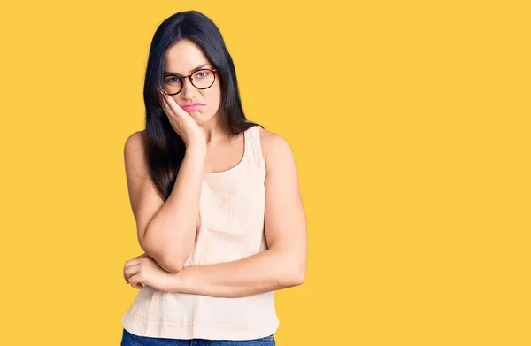 Joven Hermosa Mujer Caucásica Con Ropa Casual Gafas Pensando Que — Foto de Stock