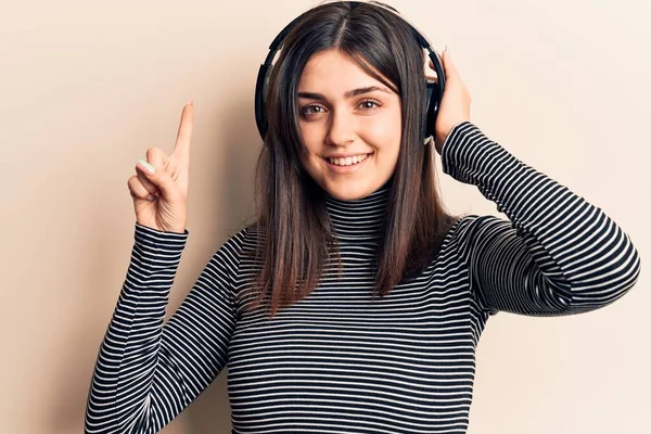 Ung Vacker Flicka Lyssnar Musik Med Hörlurar Leende Med Idé — Stockfoto