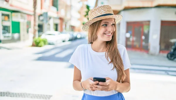 Genç Sarışın Kadın Tatilde Gülümsüyor Şehrin Caddesinde Akıllı Telefon Kullanıyor — Stok fotoğraf