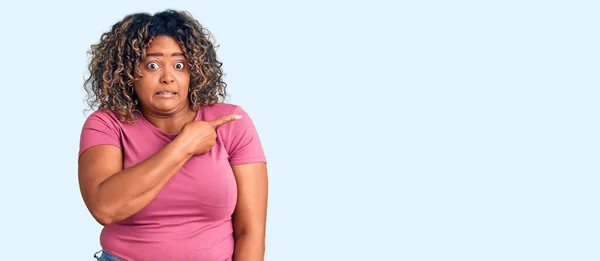 Giovane Afroamericana Size Donna Indossa Abiti Casual Indicando Parte Preoccupato — Foto Stock