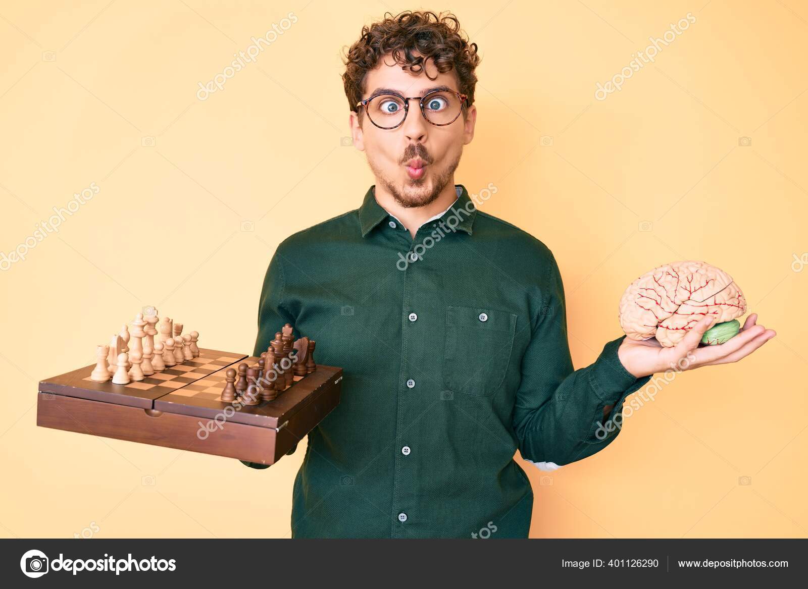 Um homem bonito com cabelo encaracolado e camisa xadrez se sentindo mal e  com dores