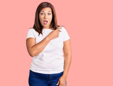 Güzel orta yaşlı kadın.