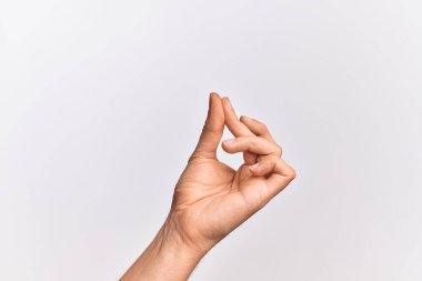 İzole edilmiş beyaz arka planda parmaklarını gösteren beyaz bir adam. Başarı için parmaklarını şıklatıyor, kolay ve el ile sembol işareti işareti yapıyor.