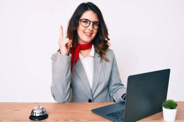 Otel resepsiyonunda çalışan genç ve güzel esmer kadın bir fikir ya da soruyla şaşırdı. 