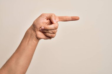 Beyaz arka plan üzerinde parmaklarını gösteren beyaz tenli bir adamın eli işaret parmağıyla kenarı işaret ederek bir seçim yapmayı öneriyor.