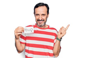 Orta yaşlı bir adam, kadın ve erkek eşit haklara sahip kağıtlar istiyor. Mutlu bir şekilde gülümsüyor.