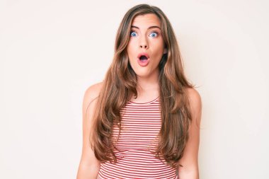 Gündelik kıyafetler giyen güzel, genç, beyaz bir kadın. Şaşırtıcı bir şekilde ağzı açık, korkmuş ve şaşırmış. İnanmayan bir yüz. 