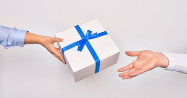 Kafkas kökenli genç bir kadın, izole edilmiş beyaz arka planda başka birine doğum günü hediyesi veriyor.