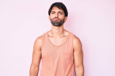 Günlük kıyafetler giyen yakışıklı İspanyol bunalımlı ve sıkıntılı, sinirli ve korkmuş. hüzünlü ifade. 