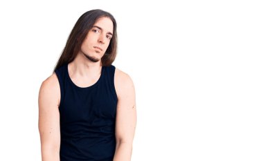 Uzun saçlı, gotik tarzda giyinen, siyah elbiseli, uykulu ve yorgun, yorgunluktan yorgun, akşamdan kalma, tembel gözlü genç bir adam.. 