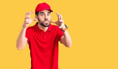 Sakallı, teslimat üniforması giyen, öfkeyle bağıran, elleri boğmaya çalışan, deli gibi bağıran genç yakışıklı bir adam. 