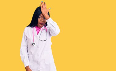 Doktor steteskobu takan genç Afro-Amerikalı kadın hata yaptığında el ele şaşırdı. Hatayı hatırla. Unuttum, kötü hafıza kavramı. 