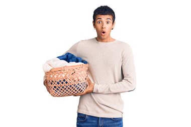 Çamaşır sepetini tutan genç Afrikalı Amerikalı adam ağzı açık kalmış, korkmuş ve hayrete düşmüştü. 