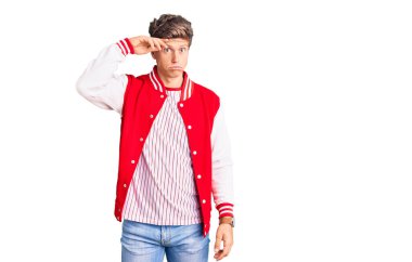 Beyzbol üniforması giyen genç yakışıklı adam, alnında bir sorun olduğu için endişeli ve stresli, gergin ve bunalımda. 