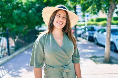 Genç İspanyol kadın tatilde. Gülümsüyor. Şehrin caddesinde mutlu yürüyüşler.