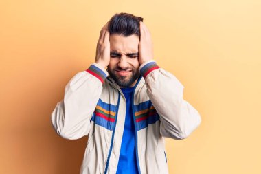 Sakallı, sıradan bir ceket giyen, baş ağrısı çeken, çaresiz ve stresli genç, yakışıklı bir adam. Çünkü acı ve migren ağrısı var. Eller başının üstünde.. 