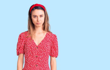 Elbise giyen ve diyabet hastası olan genç ve güzel bir kız. Üzüntüden ağlıyor, ağlıyor ve korkuyor. hüzünlü ifade. 