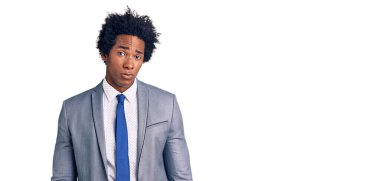 Afro saçlı, iş ceketi giyen, kuşkucu ve gergin, sorun yüzünden surat asan yakışıklı Afro-Amerikan bir adam. negatif kişi. 