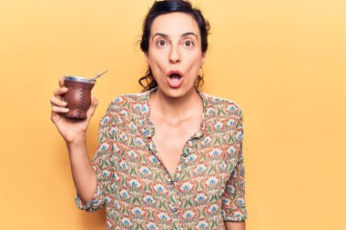 Genç, güzel, İspanyol bir kadın içki arkadaşı. Korkmuş ve ağzı açık kalmış, şaşırmış, inançsız bir yüz. 