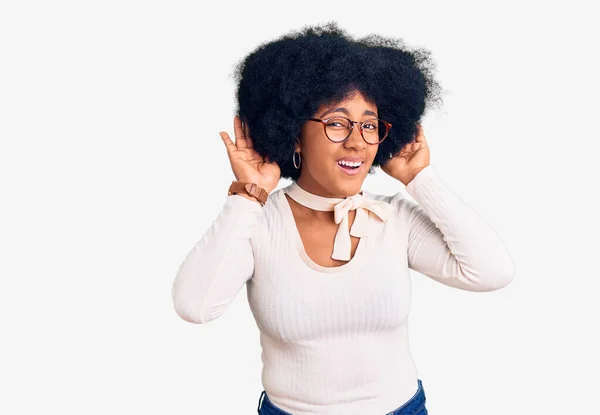 Молода Афроамериканська Дівчина Одягнена Повсякденний Одяг Окуляри Намагається Почути Обидві — стокове фото