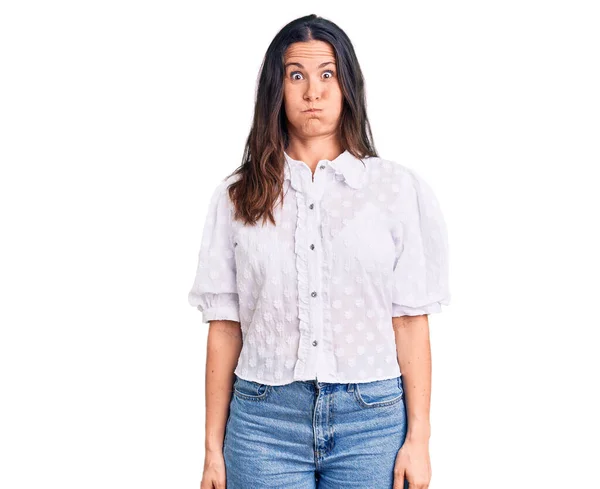 Jonge Mooie Brunette Vrouw Draagt Casual Shirt Puffing Wangen Met — Stockfoto