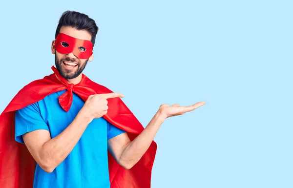 Jonge Knappe Man Met Baard Super Held Kostuum Verbaasd Glimlachend — Stockfoto