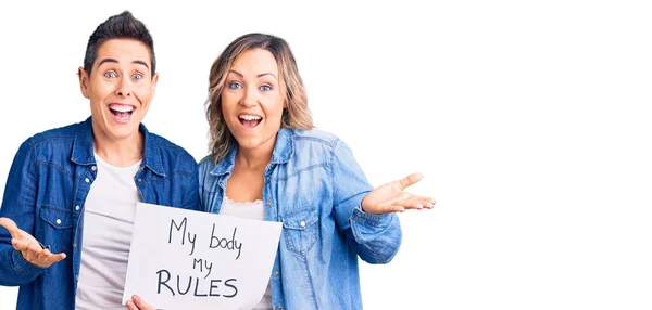 Par Mujeres Sosteniendo Cuerpo Estandarte Reglas Celebrando Victoria Con Sonrisa —  Fotos de Stock