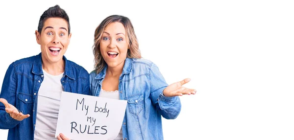 Casal Mulheres Segurando Meu Corpo Meu Banner Regras Celebrando Vitória — Fotografia de Stock