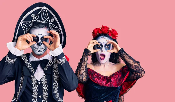 Jeune Couple Portant Jour Mexicain Costume Mort Sur Fond Essayant — Photo