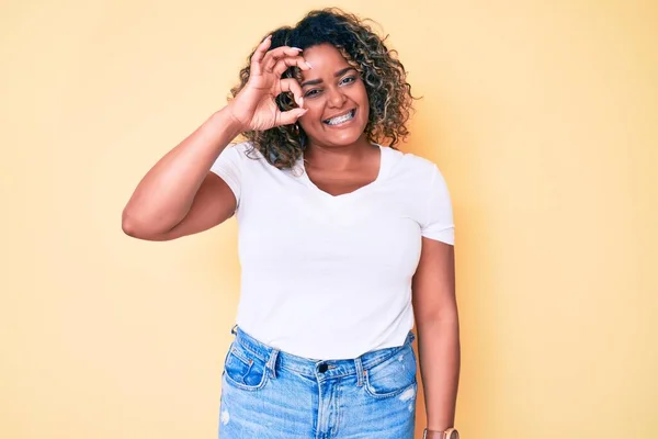 Jovem Afro Americana Size Mulher Vestindo Camisa Branca Casual Sorrindo — Fotografia de Stock