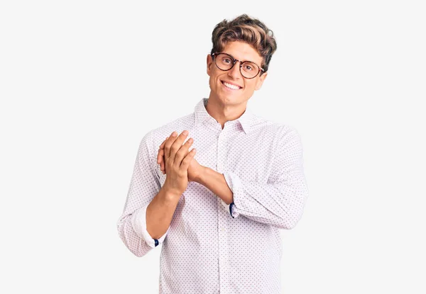 Jeune Homme Beau Portant Des Vêtements Des Lunettes Travail Applaudissant — Photo