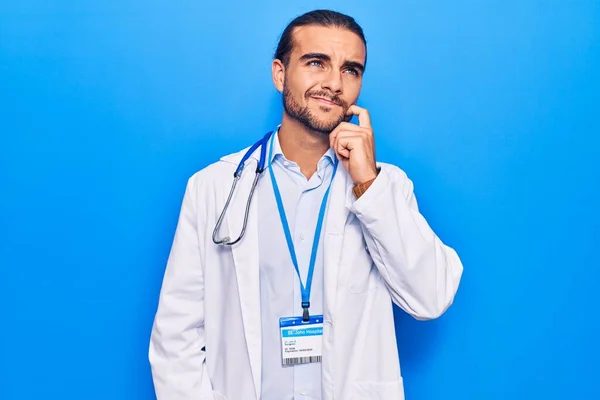 Junger Gutaussehender Mann Arztkittel Und Stethoskop Der Konzentriert Mit Dem — Stockfoto