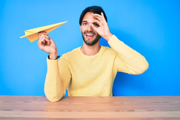 Hombre Hispano Guapo Sosteniendo Avión Papel Sonriendo Feliz Haciendo Señal —  Fotos de Stock