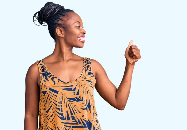 Ung Afrikansk Amerikansk Kvinna Klädd Avslappnade Kläder Ser Stolt Leende — Stockfoto