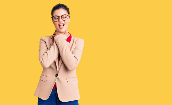 Mujer Hermosa Joven Con Camisa Negocios Gafas Gritando Sofocar Porque —  Fotos de Stock