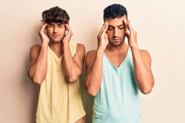 Genç Eşcinsel Çift Stres Yüzünden Elleri Başları Ağrıyan Gündelik Kıyafetler — Stok fotoğraf