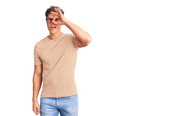 Pemuda Tampan Mengenakan Pakaian Santai Dan Kacamata Melakukan Gerakan Dengan — Stok Foto