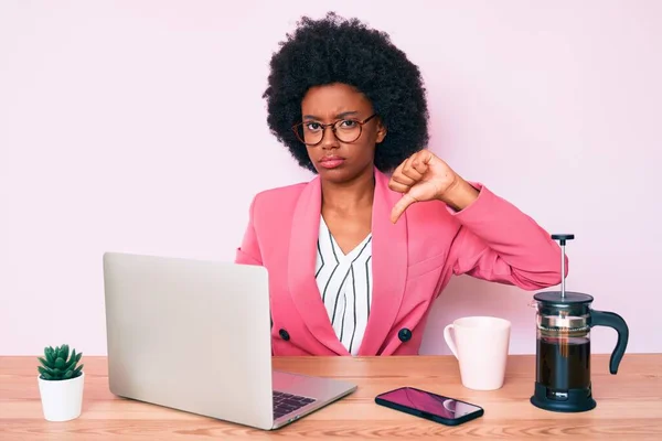 Jovem Afro Americana Trabalhando Mesa Usando Laptop Computador Com Rosto — Fotografia de Stock