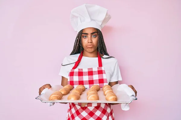 Молода Афроамериканська Жінка Плечима Формі Пекаря Яка Тримає Домашній Хліб — стокове фото