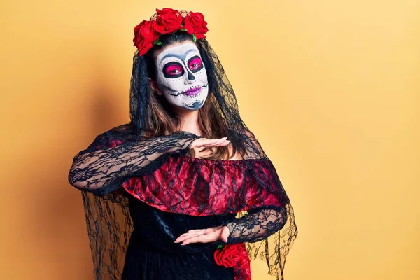 Mujer Joven Que Lleva Día Del Disfraz Muerto Sobre Gesto — Foto de Stock