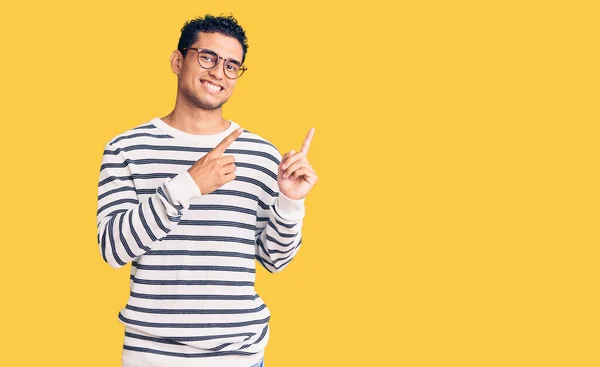 Joven Guapo Hispano Vestido Con Ropa Casual Gafas Sonriendo Mirando —  Fotos de Stock