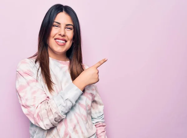 Jong Mooi Brunette Vrouw Dragen Casual Geverfd Sweater Geïsoleerde Roze — Stockfoto