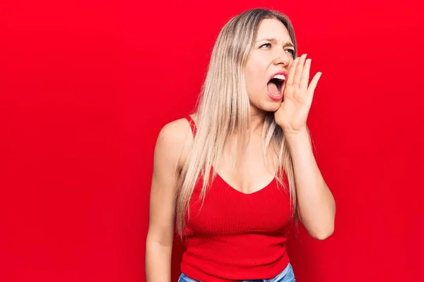 Junge Blonde Frau Lässiger Kleidung Schreit Und Schreit Laut Seite — Stockfoto