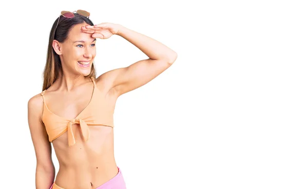 Mooie Brunette Jonge Vrouw Dragen Bikini Zonnebril Erg Blij Glimlachend — Stockfoto