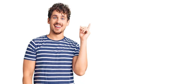 Homem Bonito Jovem Com Cabelo Encaracolado Vestindo Roupas Casuais Com — Fotografia de Stock