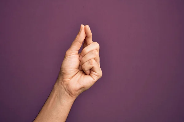 Hand Kaukasisk Ung Man Visar Fingrar Över Isolerade Lila Bakgrund — Stockfoto