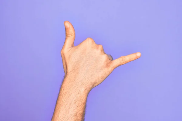 Mano Joven Caucásico Mostrando Los Dedos Sobre Fondo Púrpura Aislado — Foto de Stock