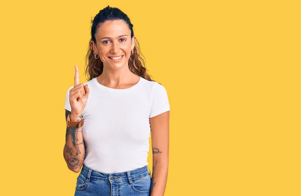 Jeune Femme Hispanique Avec Tatouage Portant Shirt Blanc Décontracté Montrant — Photo