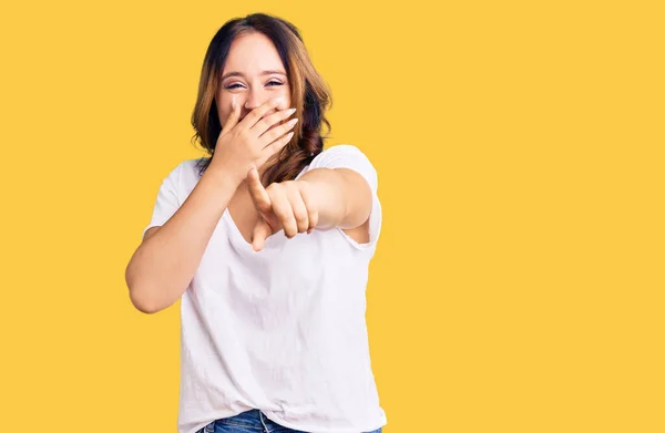 Joven Hermosa Mujer Caucásica Con Camiseta Blanca Casual Riéndose Señalando — Foto de Stock