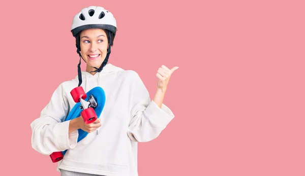 Mooie Brunette Jonge Vrouw Dragen Veiligheid Helm Skate Duim Wijzen — Stockfoto